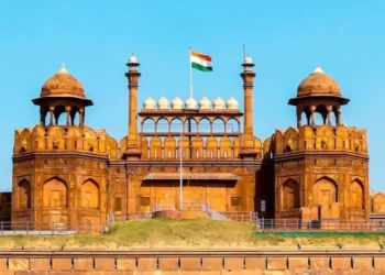Red Fort Bomb Threat: लाल किले को बम से उड़ाने की मिली धमकी, सुरक्षा एजेंसियां अलर्ट
