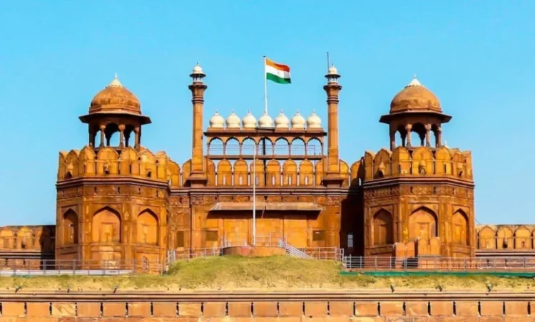 Red Fort Bomb Threat: लाल किले को बम से उड़ाने की मिली धमकी, सुरक्षा एजेंसियां अलर्ट