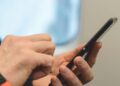 Mobile Recharge: मोबाइल यूजर्स को बड़ा झटका, तीन-चार महीने में 15% तक महंगा होगा रिचार्ज