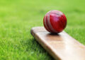 Cricketer collapses in peach: क्रिकेट मैच के दौरान बड़ा हादसा, ओवर पूरा करते ही अचानक क्रीज पर गिरा क्रिकेटर, हॉस्पिटल ले जाते समय तोड़ा दम