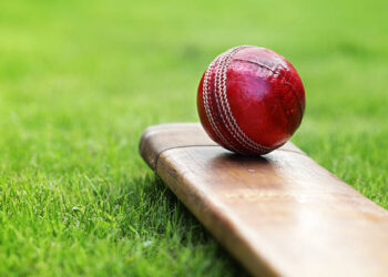 Cricketer collapses in peach: क्रिकेट मैच के दौरान बड़ा हादसा, ओवर पूरा करते ही अचानक क्रीज पर गिरा क्रिकेटर, हॉस्पिटल ले जाते समय तोड़ा दम