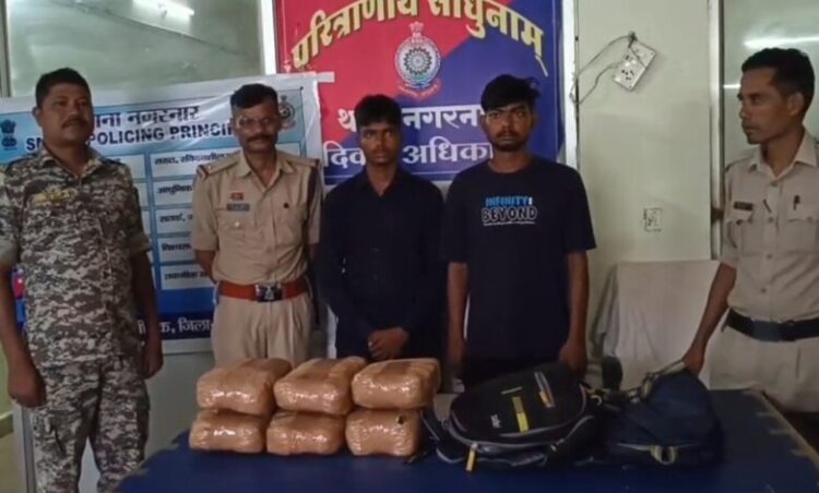 Chhattisgarh news: छत्तीसगढ़ पुलिस की बड़ी कार्रवाई, 6.35 लाख का गांजा के साथ दो तस्कर गिरफ्तार, ओडिशा से UP लेकर जा रहे थे तस्कर