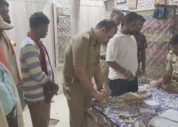 Chhattisgarh top news: धान घोटाला मामले में छत्तीसगढ़ पुलिस की बड़ी कार्रवाई, केंद्र प्रभारी के घर छापे से 16 लाख नकद और अहम दस्तावेज जब्त
