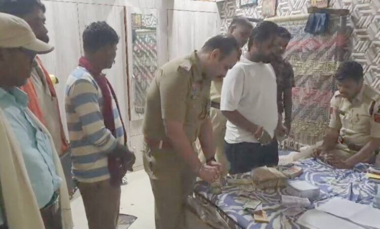 Chhattisgarh top news: धान घोटाला मामले में छत्तीसगढ़ पुलिस की बड़ी कार्रवाई, केंद्र प्रभारी के घर छापे से 16 लाख नकद और अहम दस्तावेज जब्त