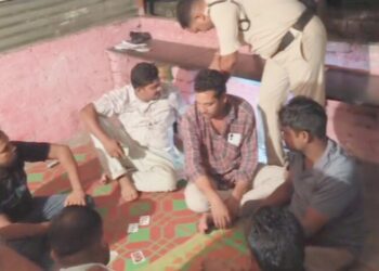 Chhattisgarh current news: जुए के अड्डे पर पुलिस ने बोला धावा, 8 जुआरी गिरफ्तार… 18 हजार रुपये नकदी के साथ मोबाइल फोन जब्त