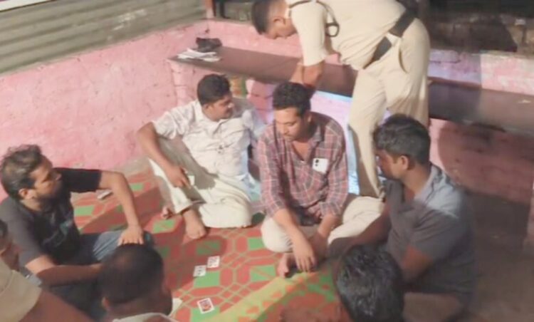 Chhattisgarh current news: जुए के अड्डे पर पुलिस ने बोला धावा, 8 जुआरी गिरफ्तार… 18 हजार रुपये नकदी के साथ मोबाइल फोन जब्त