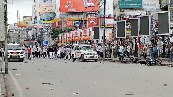 Bihar Bandh: बिहार में प्रदर्शनकारी छात्रों ने फेंका बम; पुलिस की दो गाड़ियां पलटी, टीओपी प्रभारी घायल