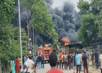 Korba news: कोरबा के कोल पिच कार्बन फैक्ट्री में बायलर फटने से लगी भीषण आग, 30-40 मजदूरों ने भागकर बचाई जान