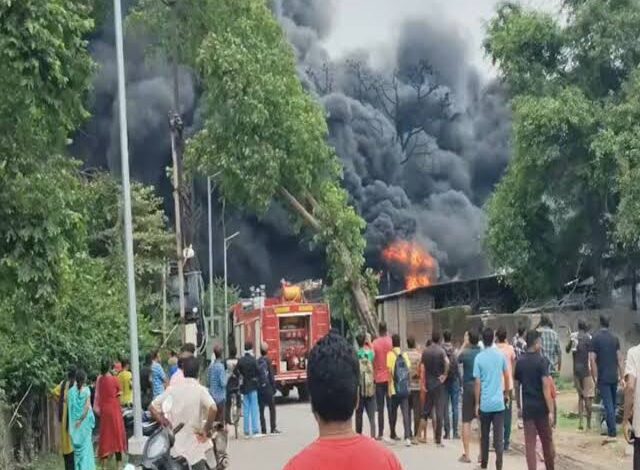 Korba news: कोरबा के कोल पिच कार्बन फैक्ट्री में बायलर फटने से लगी भीषण आग, 30-40 मजदूरों ने भागकर बचाई जान