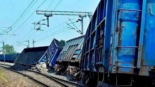 Goods Train Derailment Delhi: बड़ा रेल हादसा, मालगाड़ी के 6 डिब्बे पटरी से उतरे, 53 ट्रेनें प्रभावित; 16 रद्द…