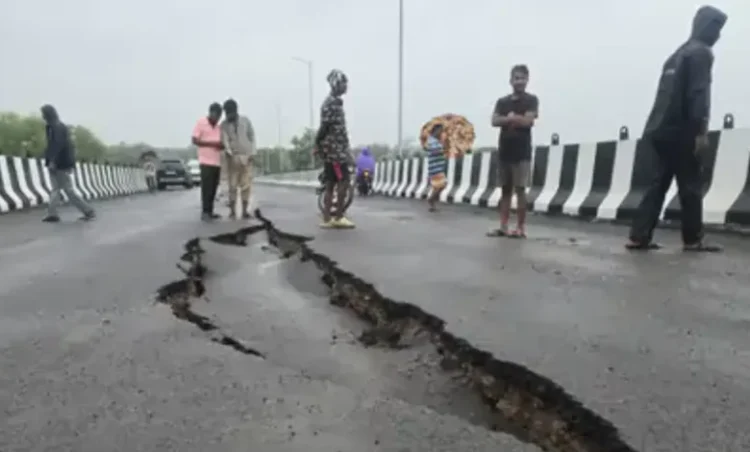 Chhattisgarh news: राजनांदगांव में पहली ही बारिश में 22 करोड़ का ओवरब्रिज टूटा, 15 दिन पहले हुआ था लोकार्पण