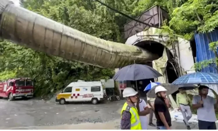 Sikkim Tunnel Collapse: टनल हादसे में अब तक 20 मजदूरों की मौत, अब भी कई लोग दबे होने की आशंका