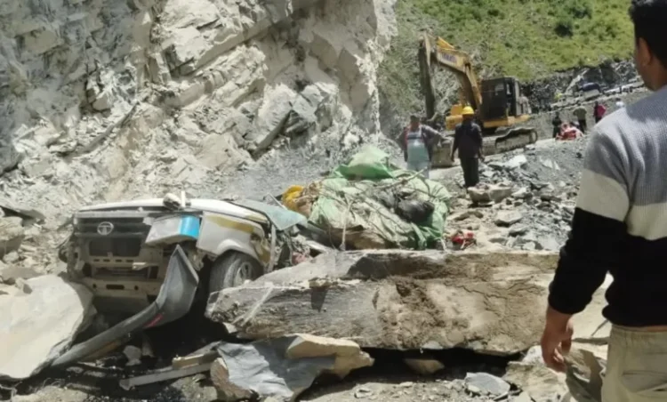 Chamba accident news: बड़ा हादसा; टाटा सूमो पर पहाड़ से गिरे पत्थर, 13 लोगों की दबकर मौत, 2 घायल
