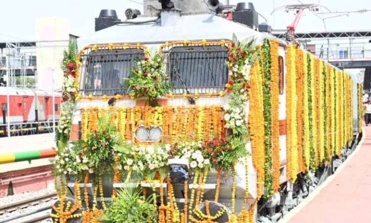 Indian Railway: रेल यात्रियों को बड़ी सौगात, रेल मंत्री अश्विनी वैष्णव ने 3 नई ट्रेनों को दिखाई हरी झंडी
