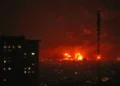 US Airstrike Iran: अमेरिका ने ईरान पर फिर हमला किया, 90 ठिकानों पर की Airstrike, ईरान का कुवैत और बहरीन पर जवाबी हमला