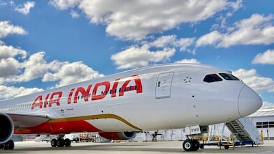 varanasi airport Firing: एयरपोर्ट पर चेकिंग के दौरान चली गोली, महिला कर्मचारी समेत दो लोग घायल