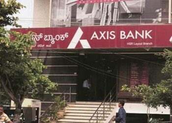 Axis Bank credit card: 28 अगस्त से Axis Bank क्रेडिट कार्ड के नियमों में होगा बड़ा बदलाब, ग्राहकों को पड़ेगा सीधा असर