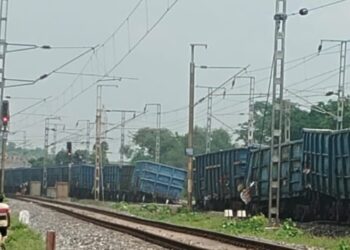 Train Accident: बड़ा रेल हादसा, एक साथ 12 डिब्बे पटरी से उतरे, एक एक्सप्रेस समेत 6 ट्रेनें हुई प्रभावित