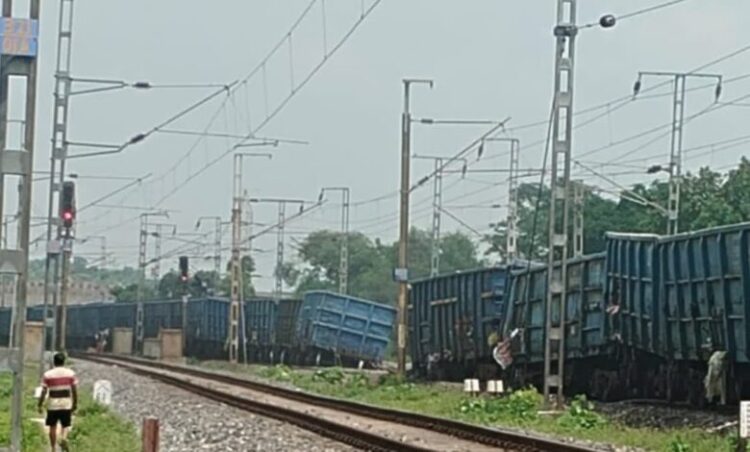 Train Accident: बड़ा रेल हादसा, एक साथ 12 डिब्बे पटरी से उतरे, एक एक्सप्रेस समेत 6 ट्रेनें हुई प्रभावित