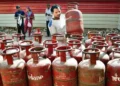 Commercial LPG Price Cut: खुशखबरी! आज से गिरे कमर्शियल गैस के दाम, जानें घरेलू सिलेंडर का नया रेट.