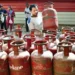 Commercial LPG Price Cut: खुशखबरी! आज से गिरे कमर्शियल गैस के दाम, जानें घरेलू सिलेंडर का नया रेट.
