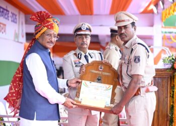 मुख्यमंत्री श्री विष्णु देव साय के करकमलों से उत्कृष्ट सेवा के लिए सम्मानित हुए पुलिस एवं नगर सेना के अधिकारी-कर्मचारी