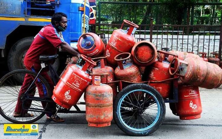 Gas Cylinder Price Hike: LPG सिलेंडर पर बड़ा अपडेट, 16 अगस्त से 1000 रुपये वाला सिलेंडर मिलेगा 2900 में, जानें क्या करना होगा?