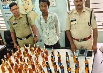 Raigarh News : ऑपरेशन आघात : घरघोड़ा पुलिस की बड़ी कार्रवाई, 69 पाव अंग्रेजी शराब के साथ तस्कर गिरफ्तार