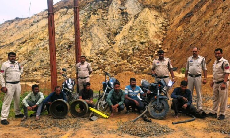Raigarh News : छाल पुलिस की बड़ी सफलता : SECL धरमखदान में ट्रांसफार्मर पार्ट्स व केबल चोरी का 24 घंटे में खुलासा, 6 आरोपी गिरफ्तार, ₹3 लाख का मशरूका बरामद