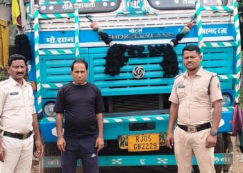 Raigarh News: ऑपरेशन प्रहार: 24 टन अवैध कबाड़ से लदा 14 चक्का ट्रक पकड़ा, ₹17.55 लाख का माल और वाहन जब्त