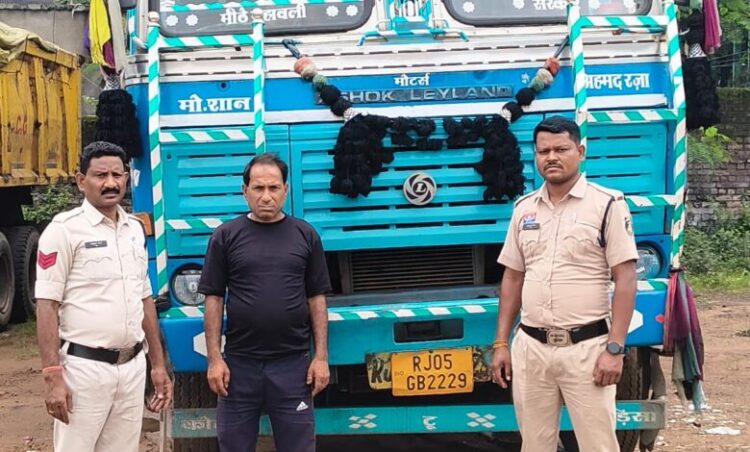 Raigarh News: ऑपरेशन प्रहार: 24 टन अवैध कबाड़ से लदा 14 चक्का ट्रक पकड़ा, ₹17.55 लाख का माल और वाहन जब्त