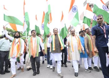 मुख्यमंत्री श्री विष्णु देव साय ने हाथ में तिरंगा थामकर किया भव्य तिरंगा यात्रा का नेतृत्व*