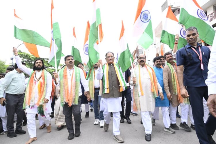 मुख्यमंत्री श्री विष्णु देव साय ने हाथ में तिरंगा थामकर किया भव्य तिरंगा यात्रा का नेतृत्व*