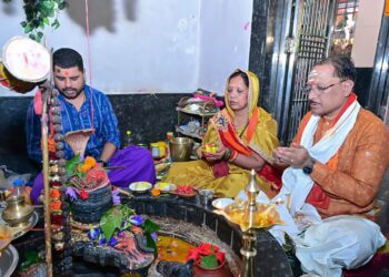 मुख्यमंत्री श्री विष्णुदेव साय ने सावन सोमवार और नागपंचमी पर श्री फलेश्वरनाथ महादेव की पूजा-अर्चना की*