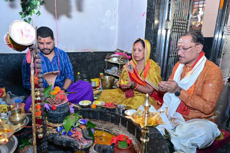 मुख्यमंत्री श्री विष्णुदेव साय ने सावन सोमवार और नागपंचमी पर श्री फलेश्वरनाथ महादेव की पूजा-अर्चना की*