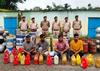 Raigarh News : ऑपरेशन आघात के तहत कोतरारोड़ पुलिस की बड़ी कार्रवाई, 395 लीटर महुआ शराब जब्त, 6 आरोपी गिरफ्तार