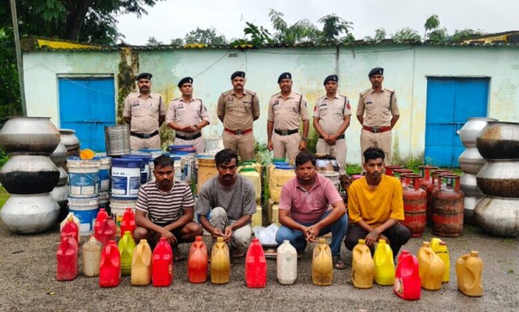 Raigarh News : ऑपरेशन आघात के तहत कोतरारोड़ पुलिस की बड़ी कार्रवाई, 395 लीटर महुआ शराब जब्त, 6 आरोपी गिरफ्तार