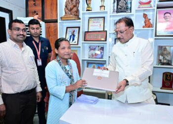 मुख्यमंत्री श्री विष्णुदेव साय ने दृष्टिबाधित छात्रा जयमंती खेस को भेंट किया लैपटॉप*
