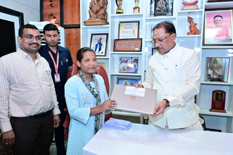 मुख्यमंत्री श्री विष्णुदेव साय ने दृष्टिबाधित छात्रा जयमंती खेस को भेंट किया लैपटॉप*