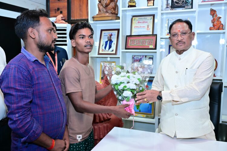 *मुख्यमंत्री कैंप कार्यालय की संवेदनशील पहल से अविनाश को मिला नया जीवन*