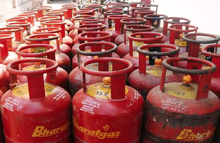 LPG e-KYC Last Date: LPG सिलेंडर eKYC का आज आखिरी दिन, घर बैठे इन आसान स्टेप्स से फटाफट करें KYC