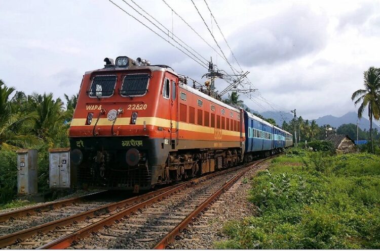 Railway: रेलवे स्टेशनों पर हाई अलर्ट, पार्सल की सुविधाएं भी रहेंगी बंद- रेलवे ने यात्रियों के लिए जारी की एडवाइजरी
