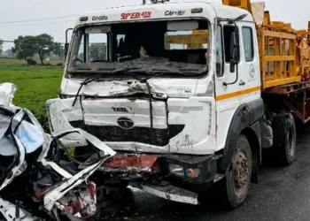 Ujjain-Badnawar Road Accident: भीषण सड़क हादसा, ट्रॉले ने वैन को मारी टक्कर; 6 श्रद्धालुओं की मौत