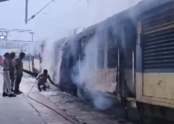 Bihar Train Fire: पैसेंजर ट्रेन के कोच में लगी भीषण आग, धू-धूकर जला डिब्बा; यात्रियों में मचा हड़कंप