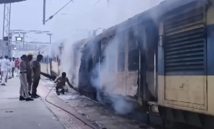 Bihar Train Fire: पैसेंजर ट्रेन के कोच में लगी भीषण आग, धू-धूकर जला डिब्बा; यात्रियों में मचा हड़कंप