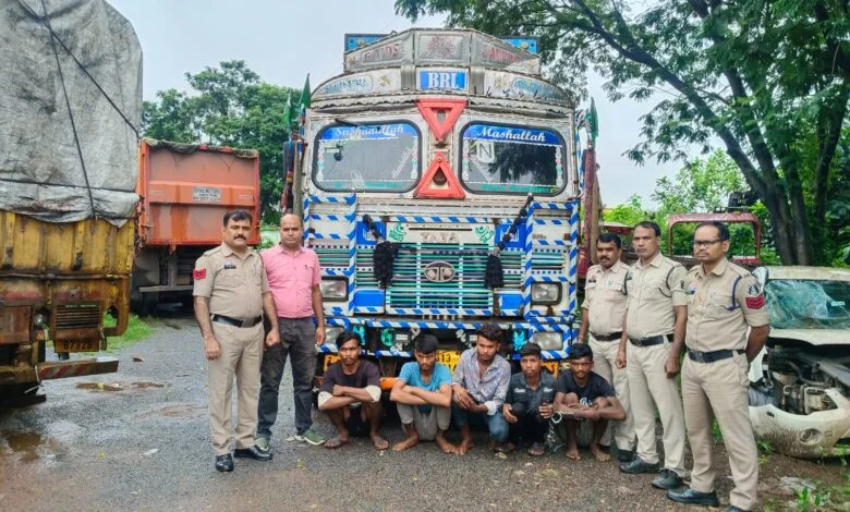 कोतरारोड़ पुलिस की बड़ी कामयाबी: 14 चक्का ट्रक चोरी का 24 घंटे के भीतर खुलासा, पांच आरोपी गिरफ्तार”