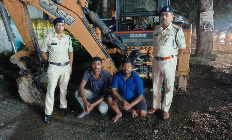 जेसीबी की लूट, घरघोड़ा पुलिस ने 06 घंटे के भीतर दो बदमाशों को दबोचा, 11 लाख की जेसीबी बरामद