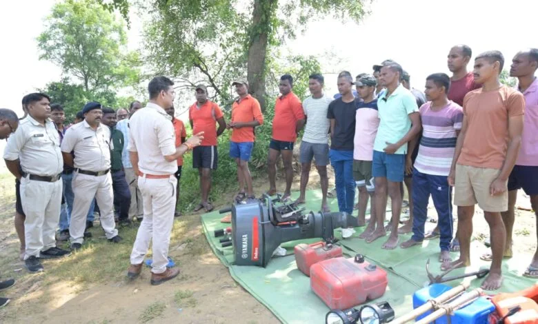 Latest Raigarh News: महानदी में फंसे लोगों को बचाव दल ने मोटरबोट से सुरक्षित निकाला