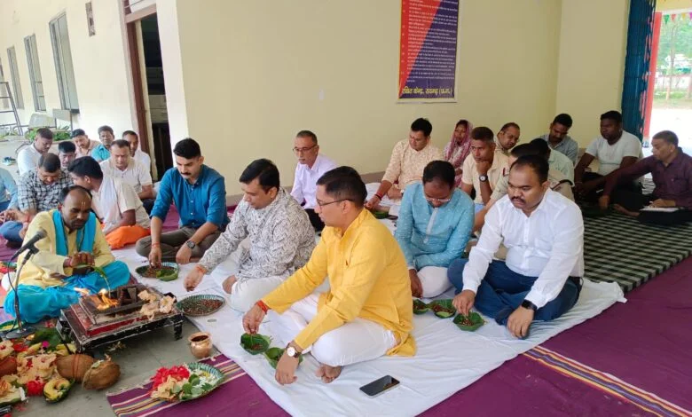 Raigarh Local News: रायगढ़ पुलिस ने विजयदशमी पर परंपरागत रूप से किया शस्त्र पूजन