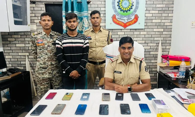 घरघोड़ा पुलिस की बड़ी कार्यवाही, मोबाइल चोरी का खुलासा – तीन आरोपी गिरफ्तार, डेढ़ लाख कीमत के 19 मोबाइल और नगदी बरामद